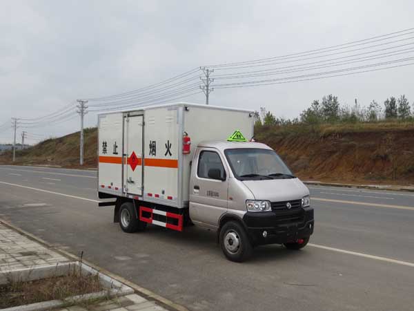 東風(fēng)小型易燃液體廂式運(yùn)輸車